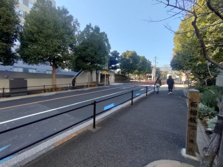 ホテル外の道①