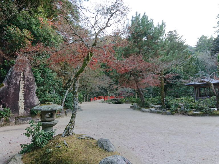 庭園ロビー前昼間