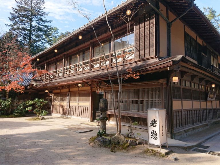 ホテル全景本館朝