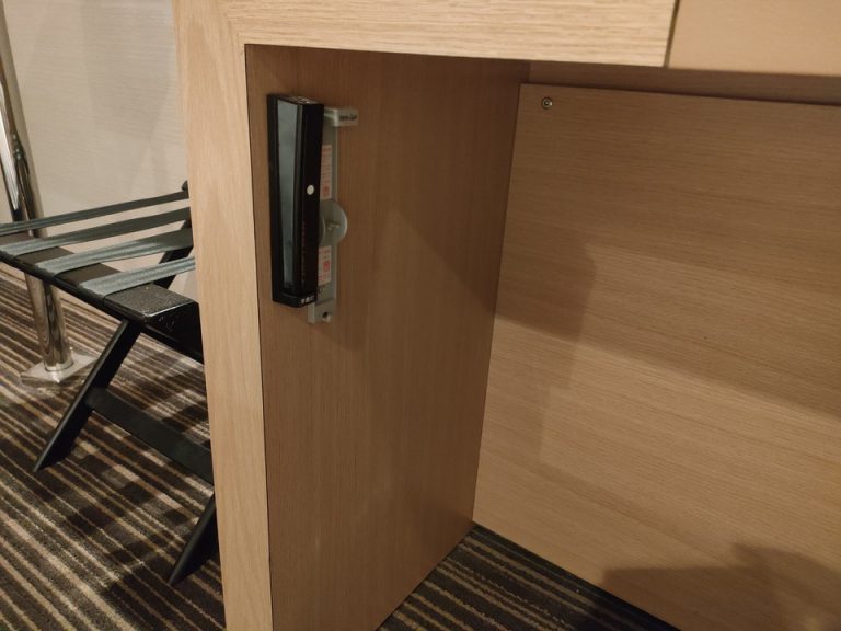 客室(懐中電灯)