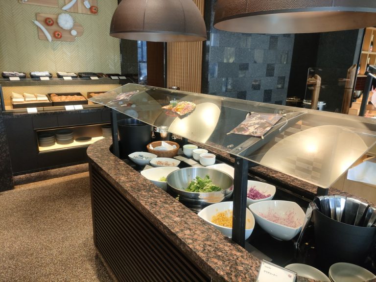 朝食(サラダ&パン)