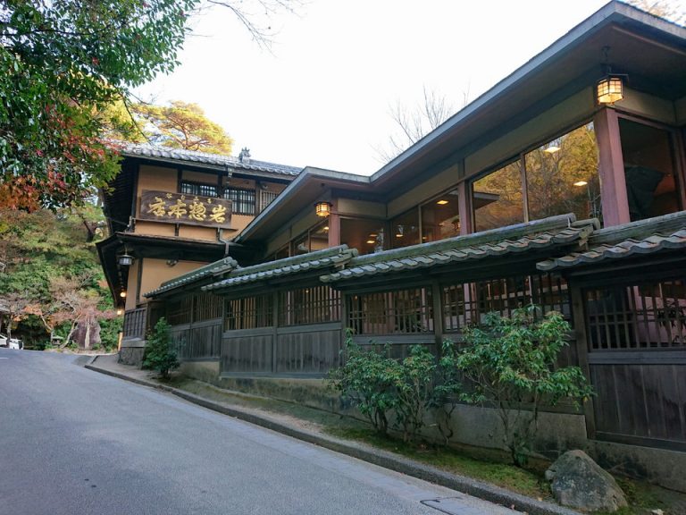 看板とガラス張り通路全体