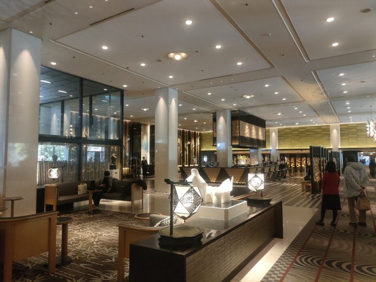 ロビー(ソファー側からフロント)