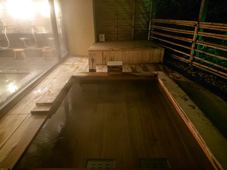 日の出湯露天も温かい