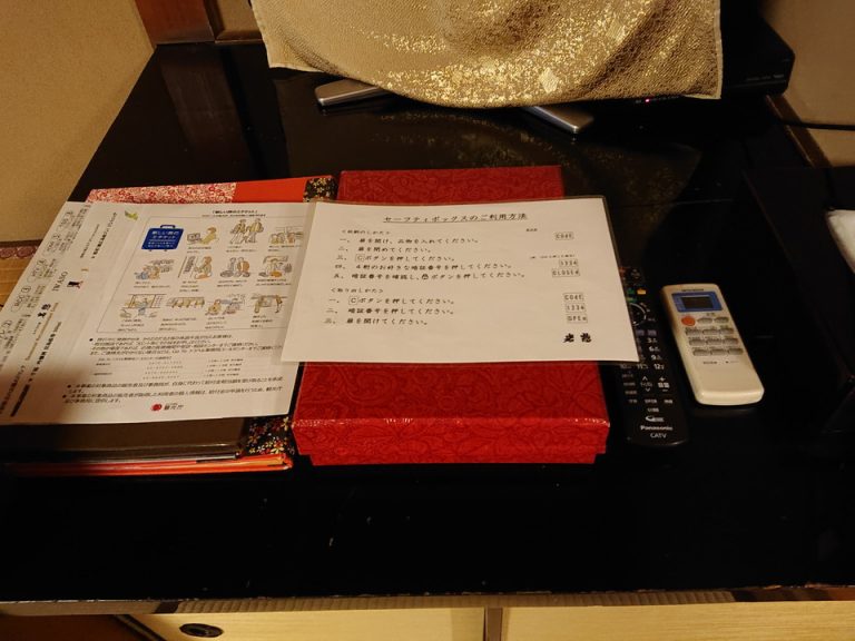 説明書とリモコン置場