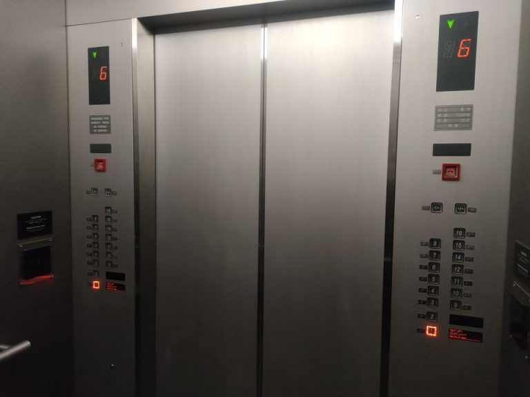エレベーター(内部)