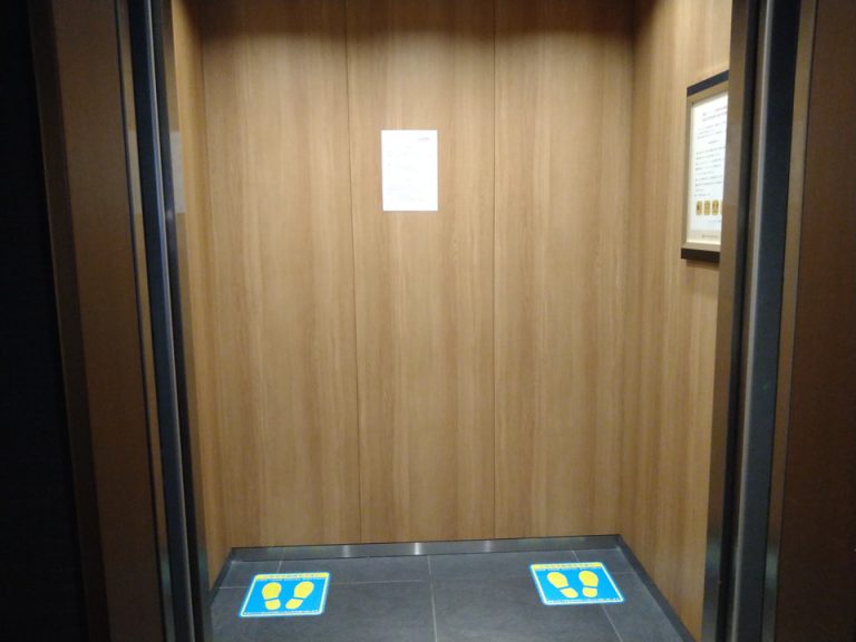 エレベーター内観