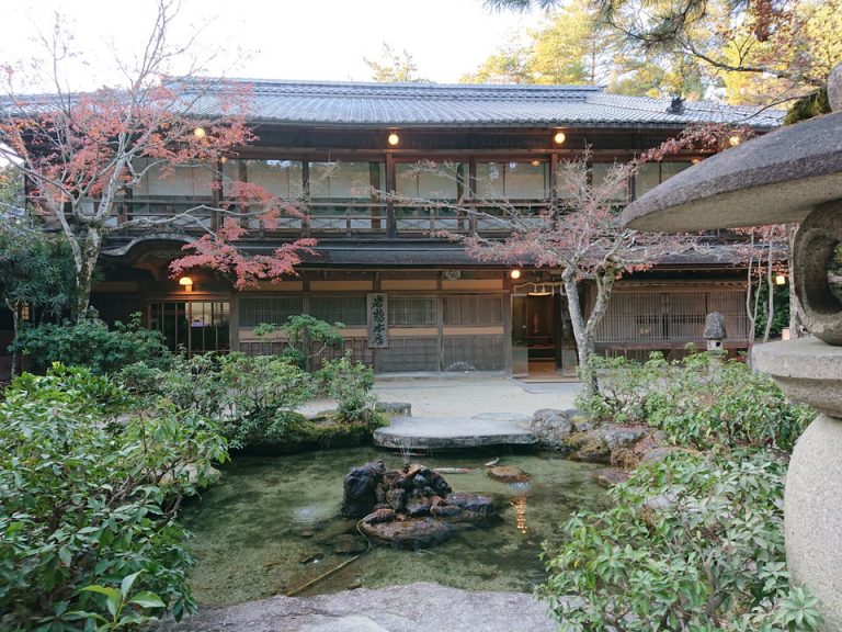 ホテル正面庭園池より