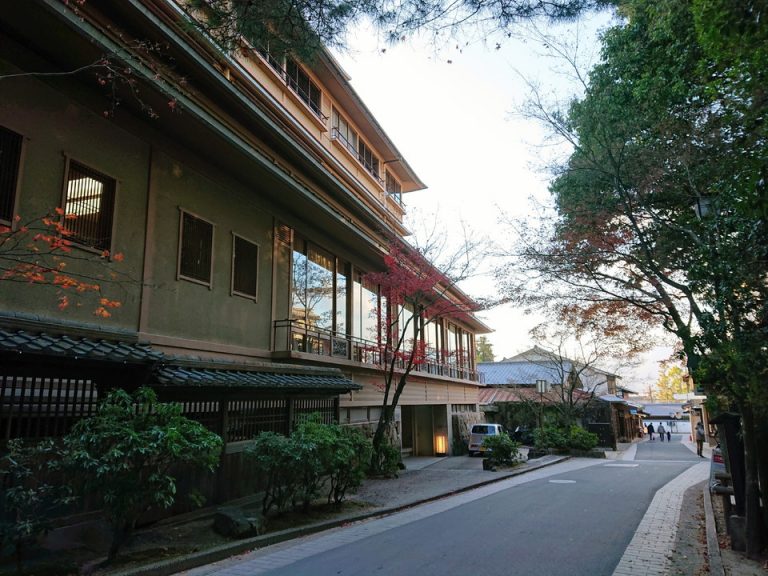 外観新館と道路