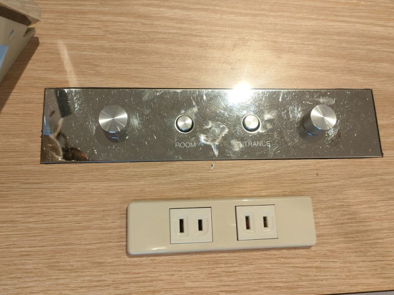 客室(ベッドそばのコンセント&電気スイッチ)