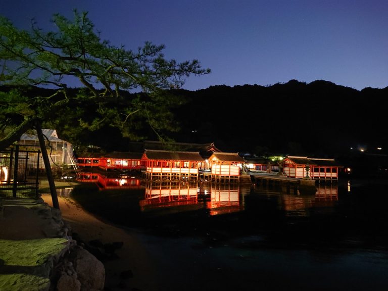 ライトアップされた厳島神社