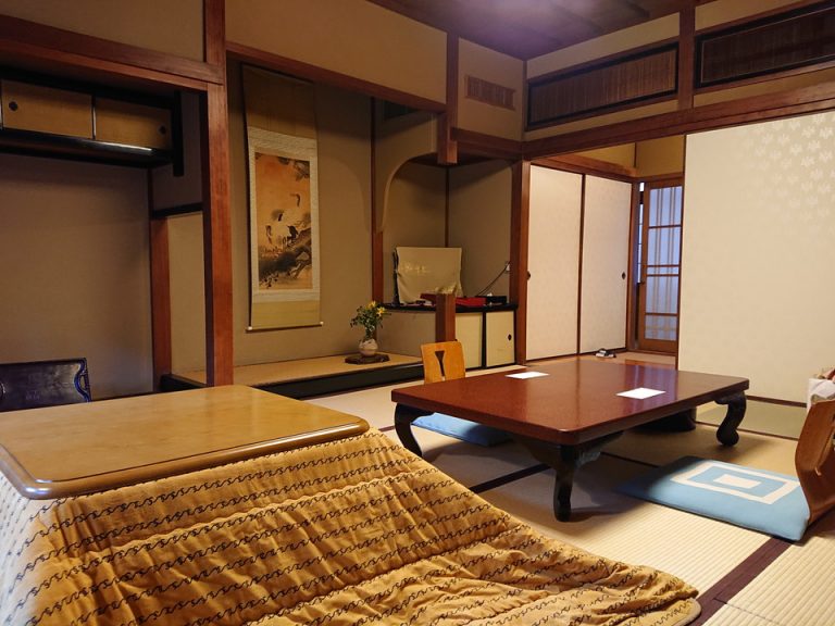 部屋奥より入口方面