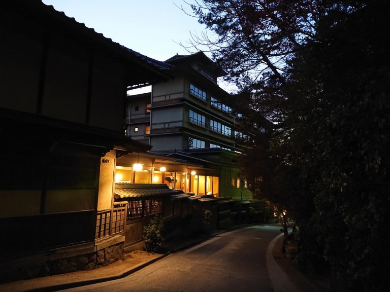 夕刻本館から新館アングル