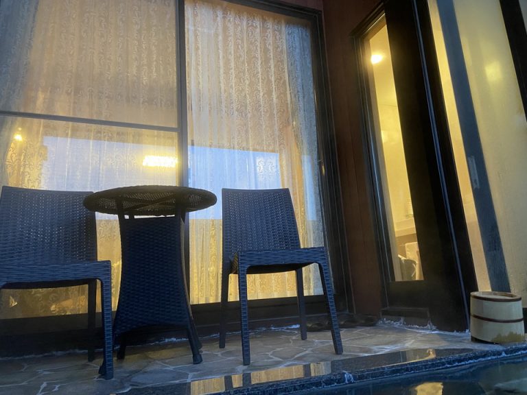 露天風呂からみたチェア