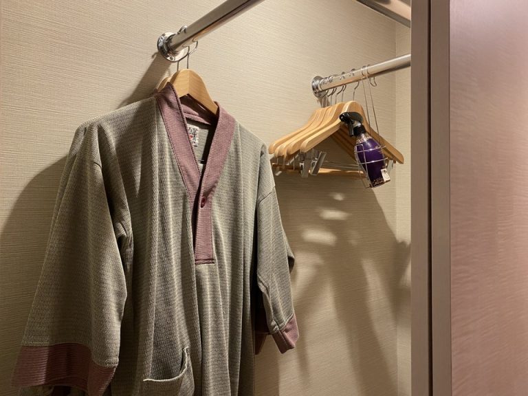 クローゼット内観