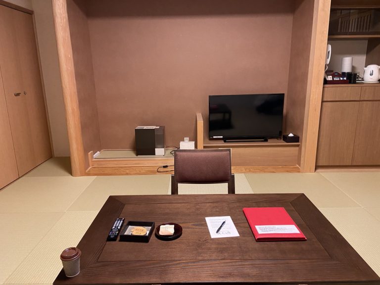 客室(テレビ正面)