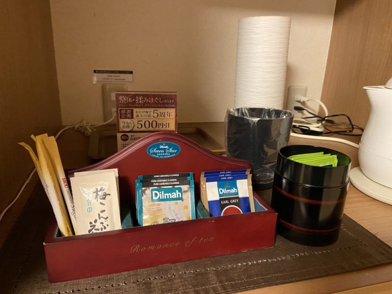 緑茶、紅茶に加え、珍しい昆布茶とカモミールティーも