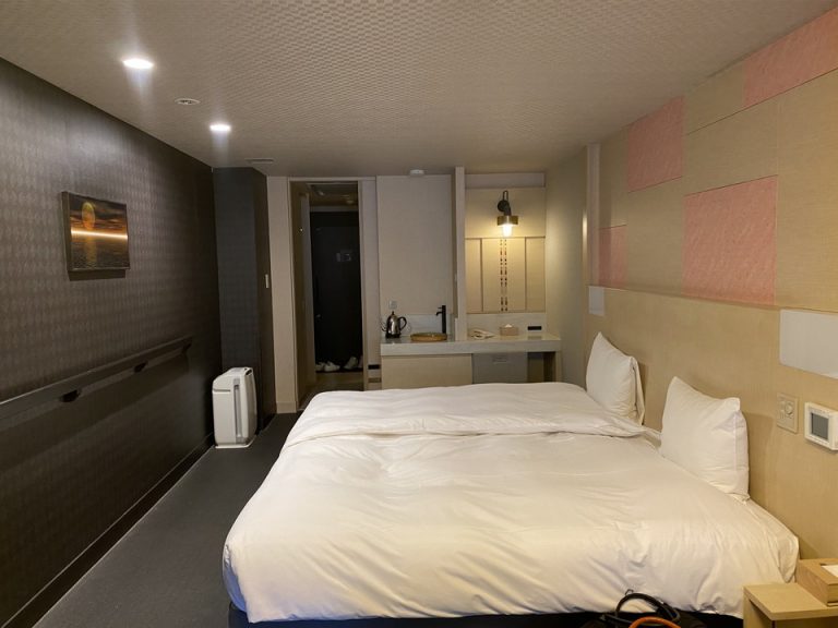 窓側から見た部屋内