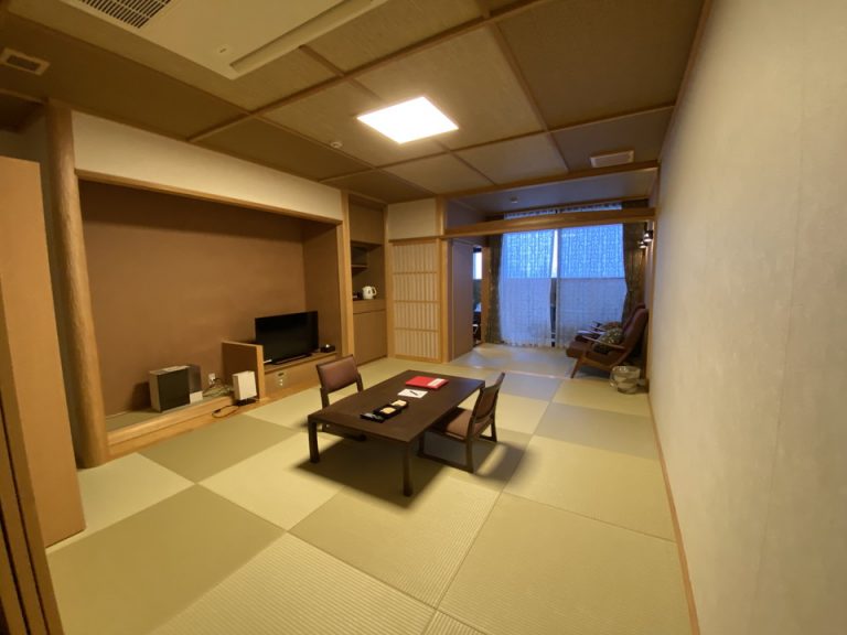 入口からの室内3