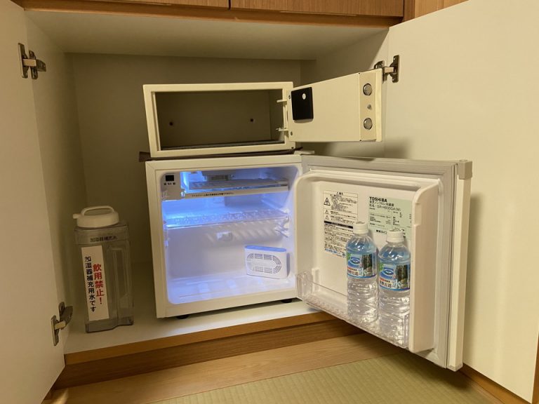 金庫と冷蔵庫(開けた状態)