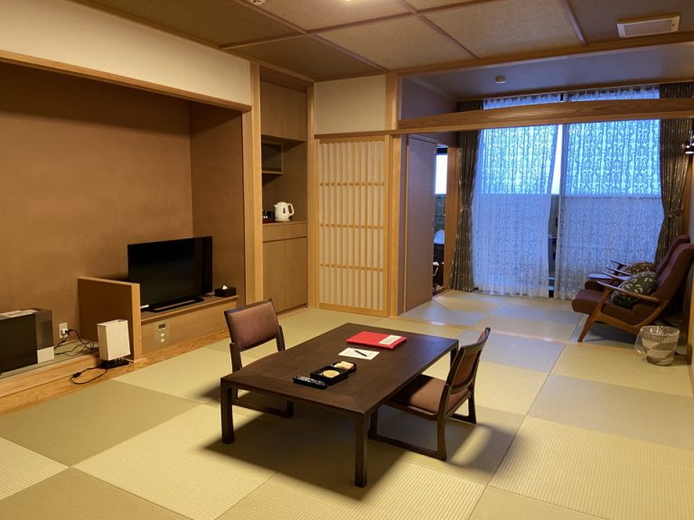 入口からの室内2