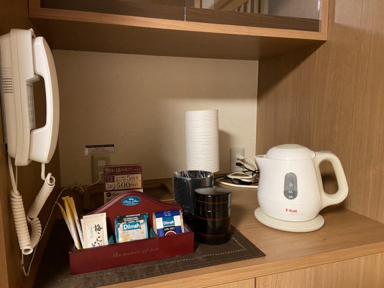 カフェコーナーの壁に電話