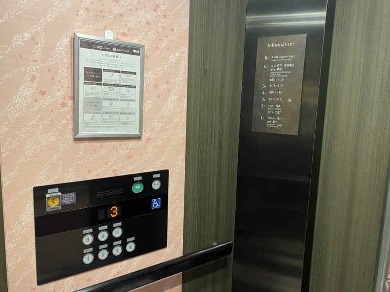 エレベーター内観