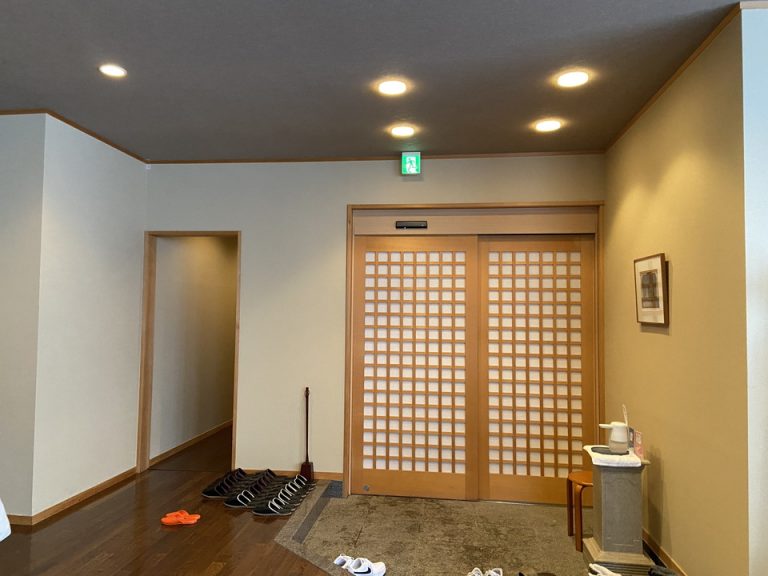 ロビーから見た玄関