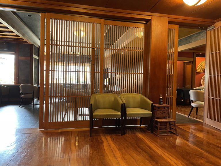 ロビー(兼 食事処)