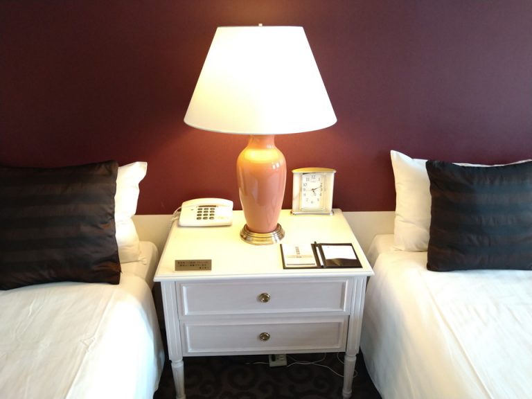 ベッドサイドデスク