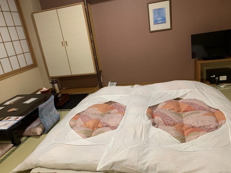 入って右側の部屋 夕食会場へ行っている途中に布団を敷いてもらった