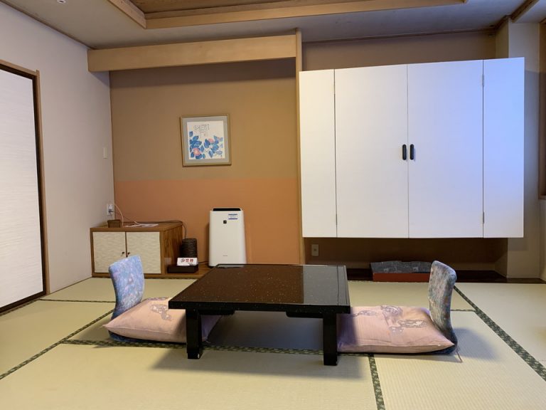 入って左側の部屋