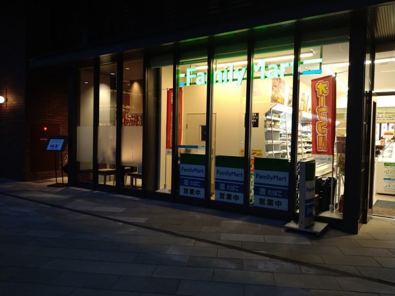 JR長崎駅のファミマ前にバスが着きます