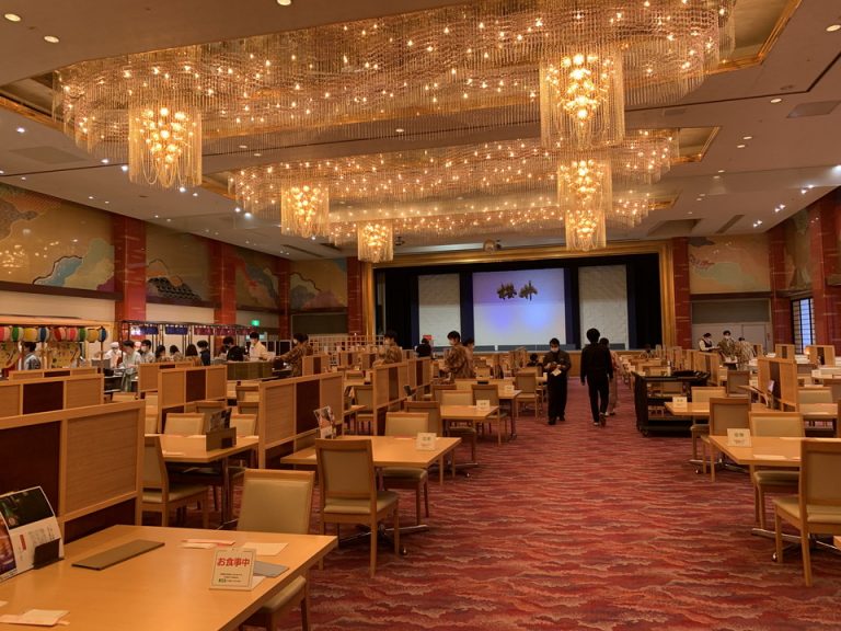 朝食 夕食会場内 コロナ対策でグループ毎に指定された時間に食事