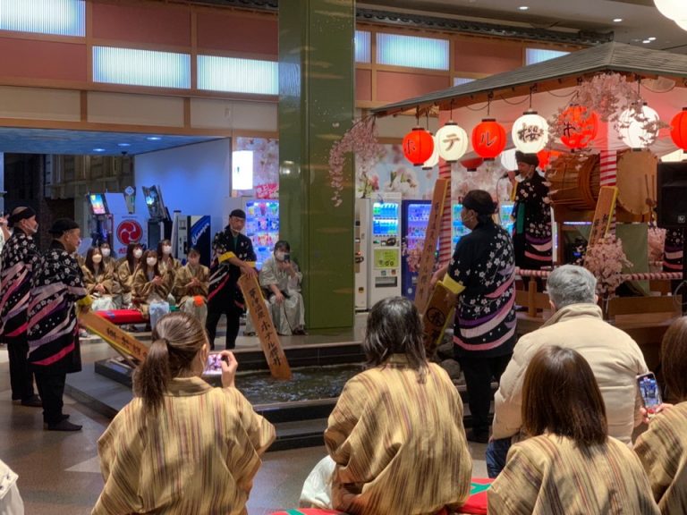 館内での夜の湯もみショー 多くのお客さんで賑わっていた