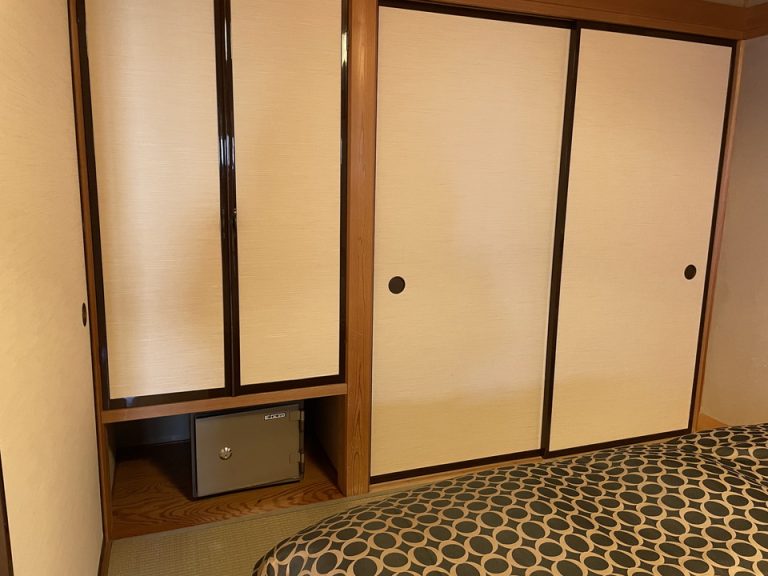 ベッドルーム クローゼット(閉)