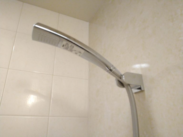 シャワーフックは角度が変えられます