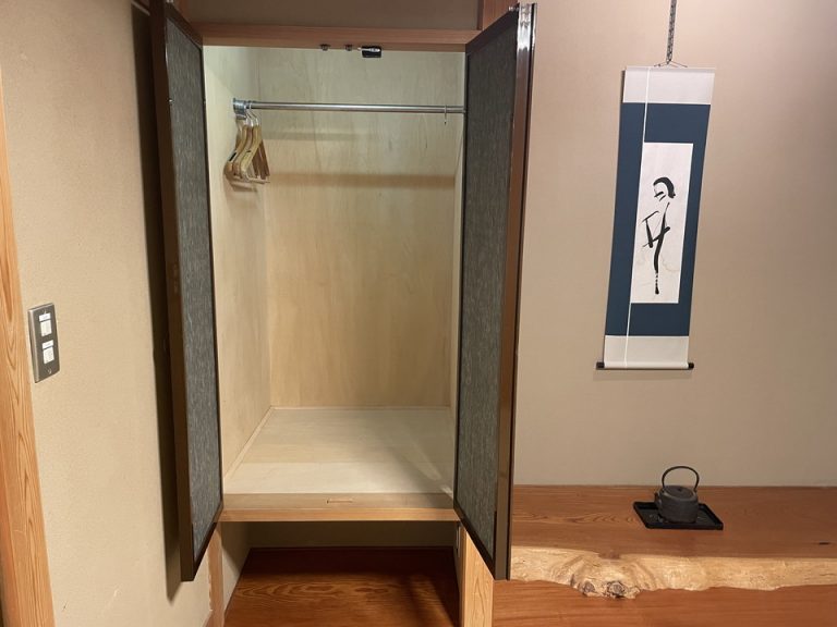 前室 クローゼット外観(開)