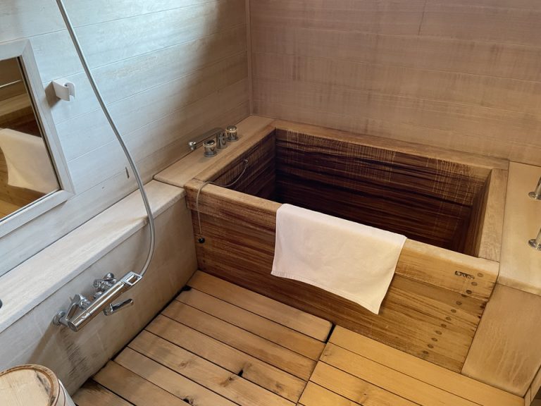 バスルーム入口から全景