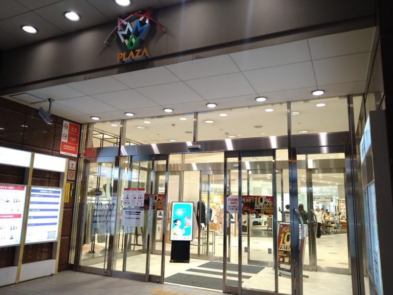 駅前にアミュプラザ