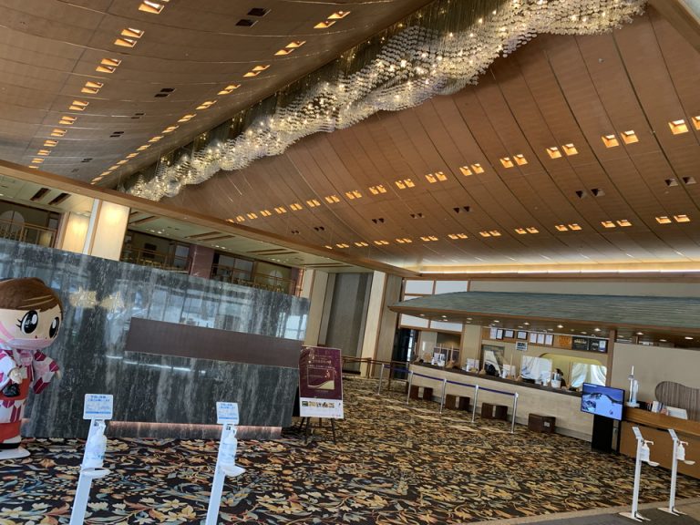 玄関を入ってすぐのフロント風景