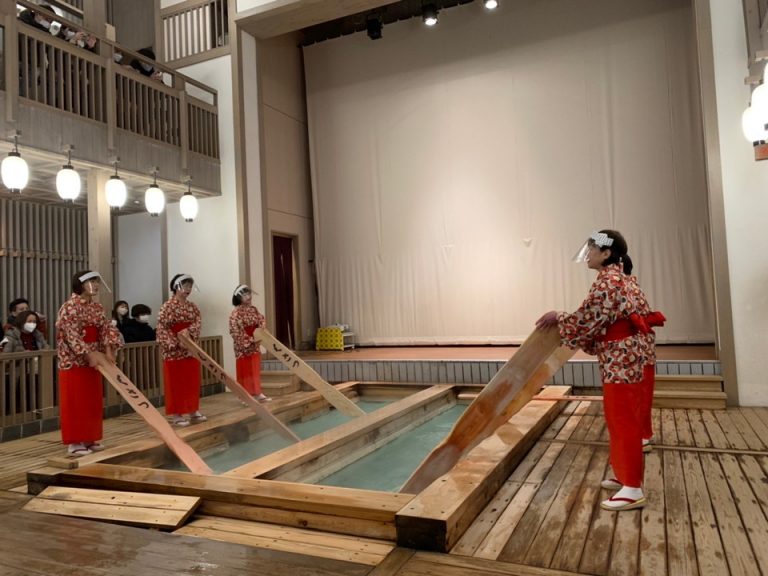 草津名物の湯もみショー