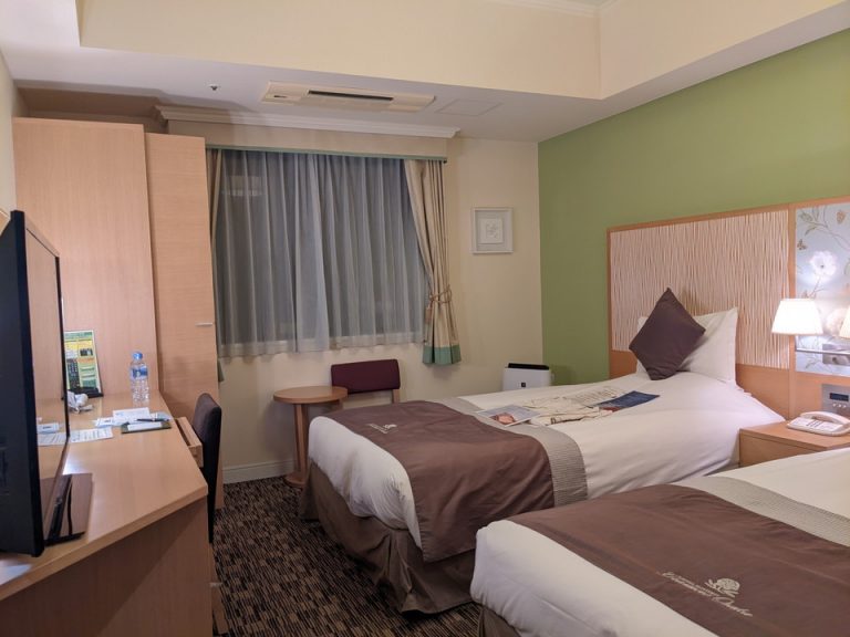 客室ドアから窓際方向