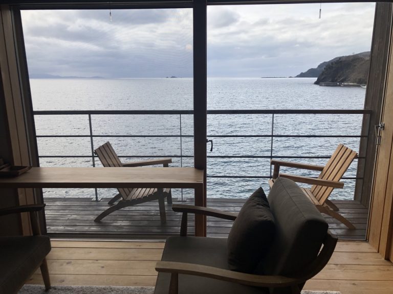 ソファーからバルコニー