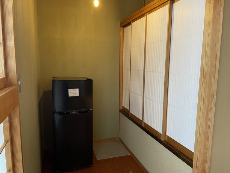 広縁にある冷蔵庫