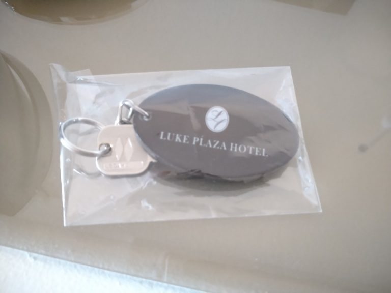 丁寧に袋に入った客室キー