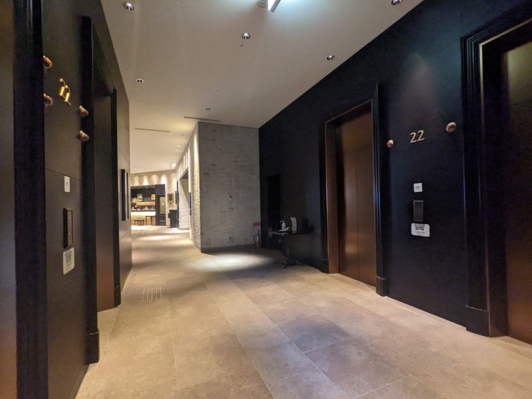 フロント階エレベーターホール