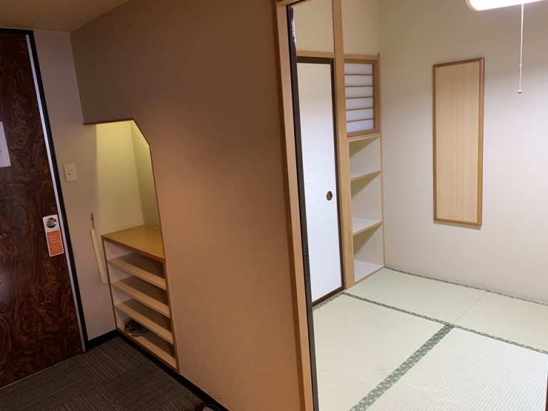 客室玄関に入るとすぐ手前に小さな部屋スペースが設けられている