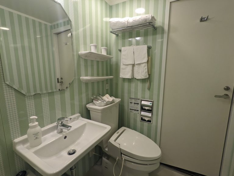 バスルームバスタブからドア方向