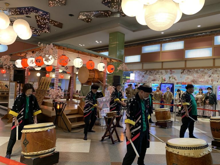 館内での太鼓のショー 迫力があり大きな拍手が響き渡る